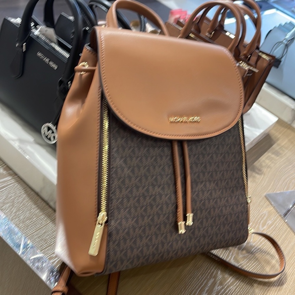 Michael Kors Phoebe 35F2G8PB2B Flap Drawstring Backpack
Brown Signature
NWT - Picture 4 of 16